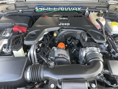 Used 2018 Jeep Wrangler Unlimited Sahara AWD/4WD image 11