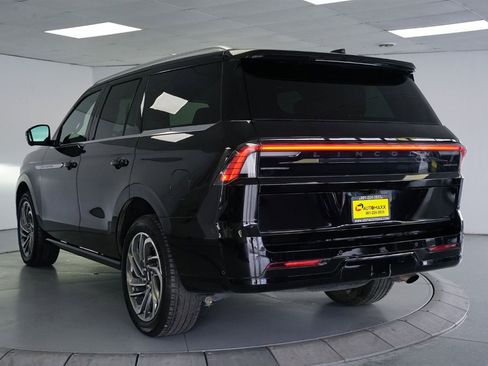 Used 2025 Lincoln Navigator Reserve image 12