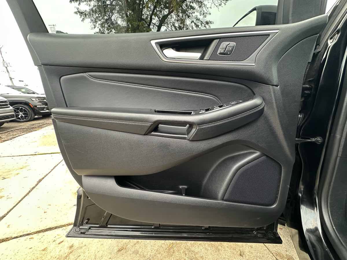 Used 2018 Ford Edge Titanium AWD/4WD image 24