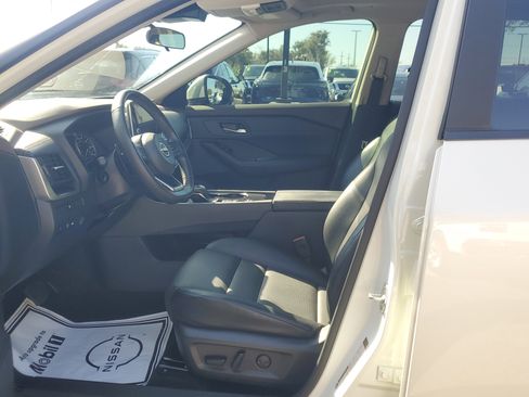 Used 2023 Nissan Rogue SV w/ SV Premium B Package image 19