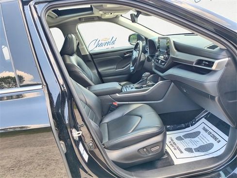 Used 2022 Toyota Highlander XLE image 13