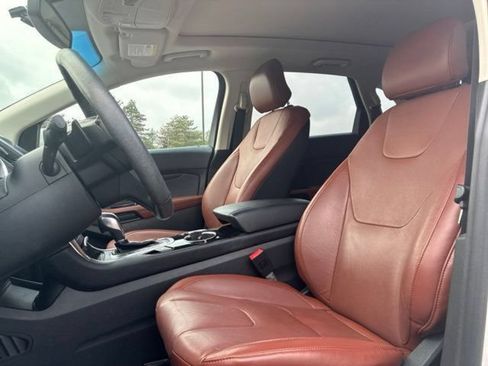 Used 2016 Ford Edge Titanium w/ Equipment Group 301A FWD image 8