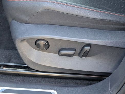 Used 2024 Volkswagen Tiguan SE image 16