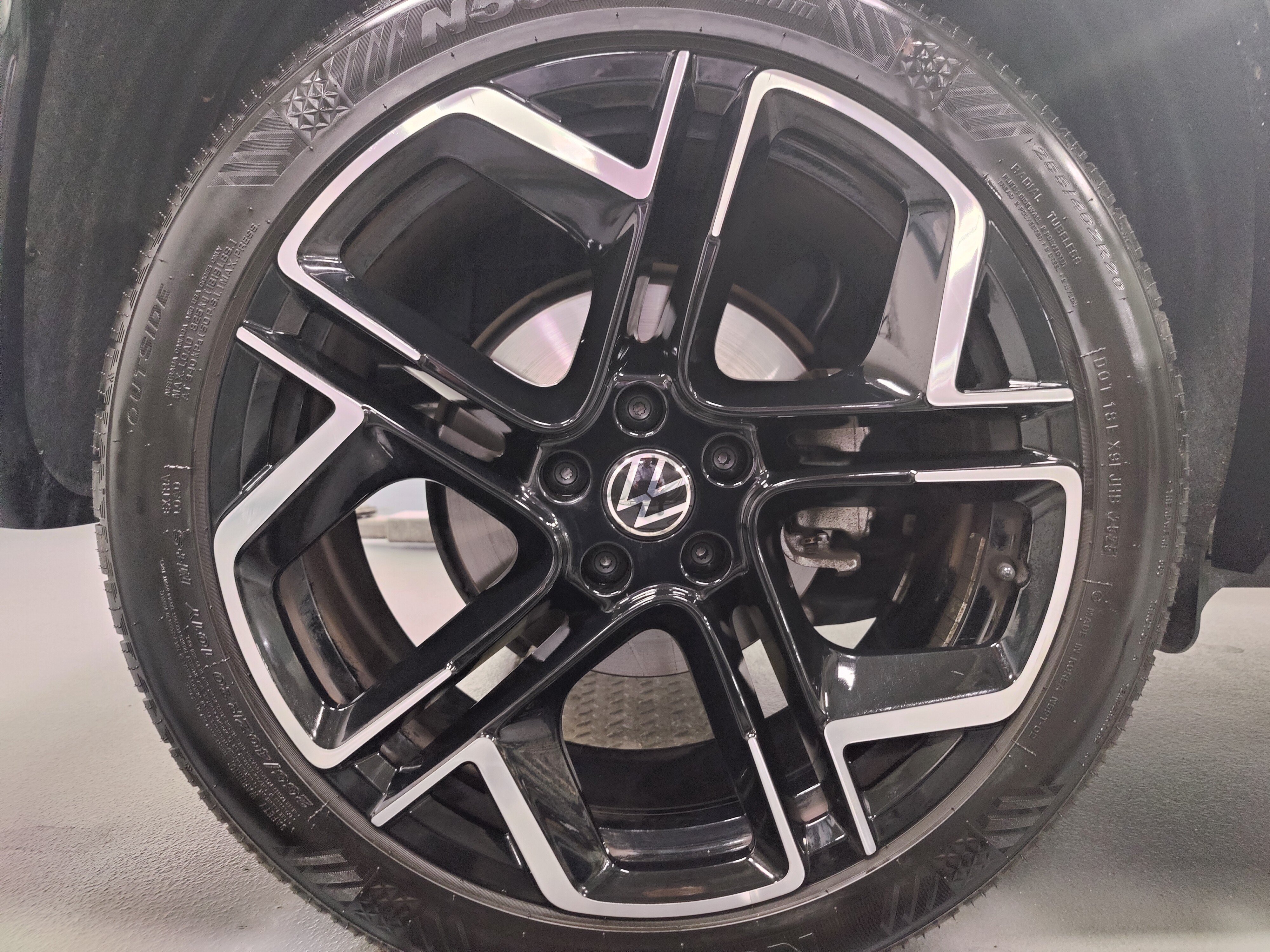 Used 2025 Volkswagen Tiguan SEL R-Line AWD/4WD image 30