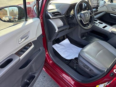 Used 2021 Toyota Sienna XLE image 18
