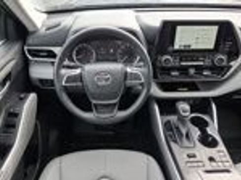 Used 2024 Toyota Highlander XLE AWD/4WD image 11