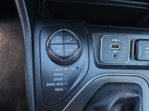 Used 2019 Jeep Cherokee Trailhawk image 25