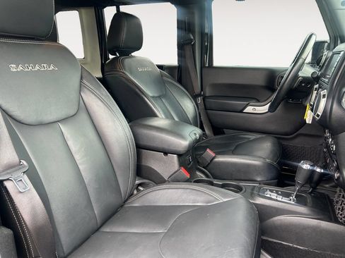 Used 2017 Jeep Wrangler Unlimited Sahara w/ Connectivity Group AWD/4WD image 15