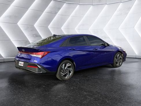 Used 2025 Hyundai Elantra Sport image 4