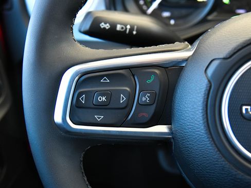 Used 2025 Jeep Wrangler Sahara image 34