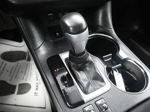 Used 2017 Toyota Highlander XLE image 24