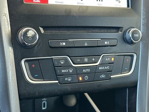 Used 2017 Ford Fusion SE w/ Fusion SE Technology Package FWD image 19