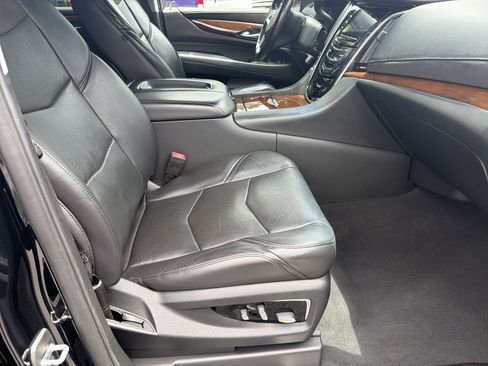 Used 2020 Cadillac Escalade ESV 4WD image 16