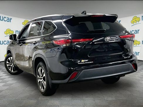 Used 2023 Toyota Highlander XLE image 4