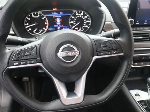 Used 2025 Nissan Altima 2.5 SV FWD image 14