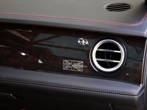 Used 2017 Bentley Bentayga AWD/4WD image 32