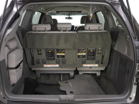 Used 2015 Toyota Sienna XLE image 9
