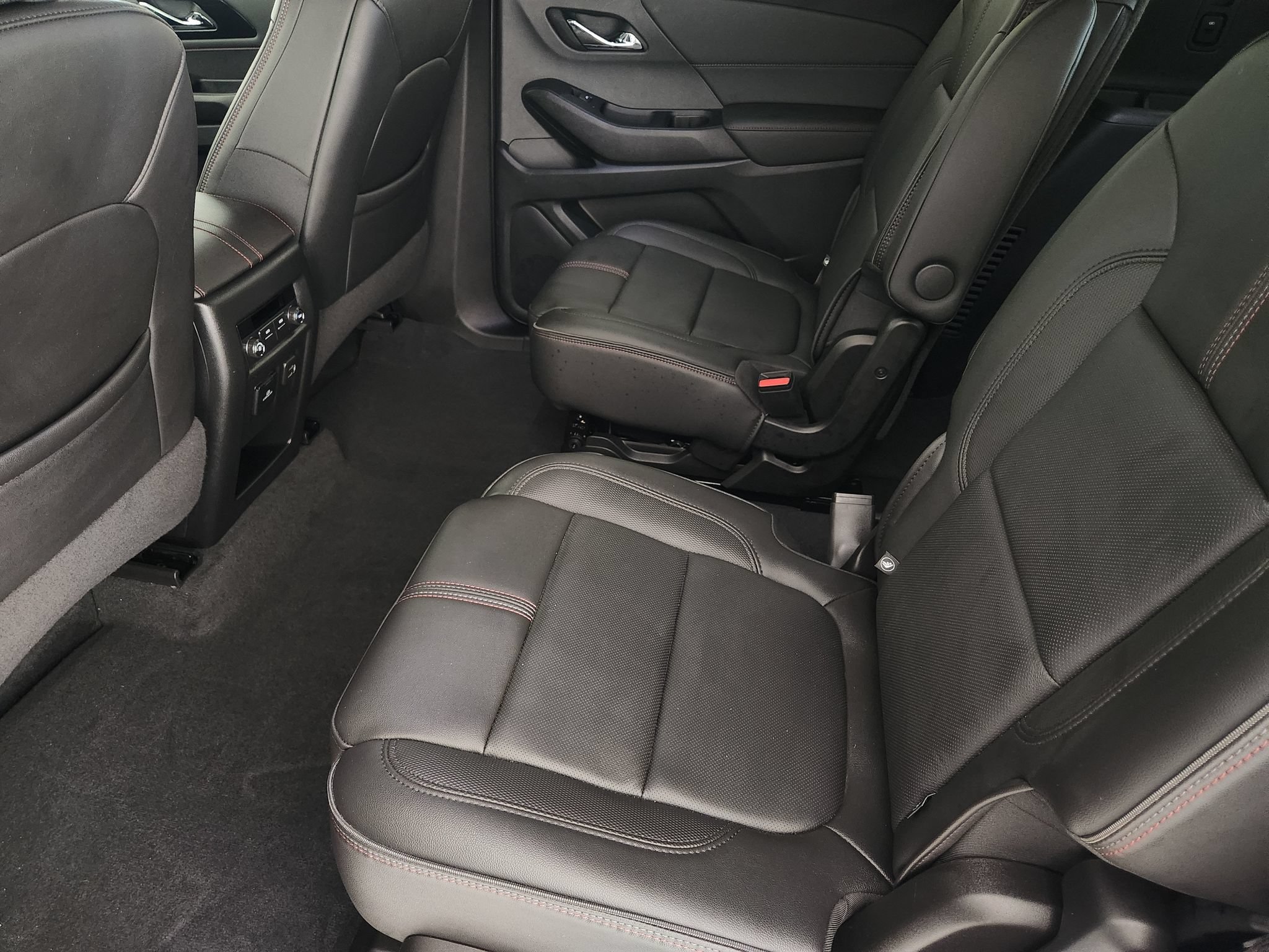 Used 2023 Chevrolet Traverse RS FWD image 34