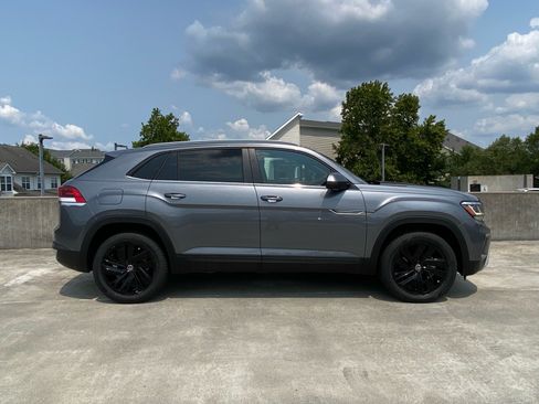 Used 2022 Volkswagen Atlas Cross Sport SE FWD image 2
