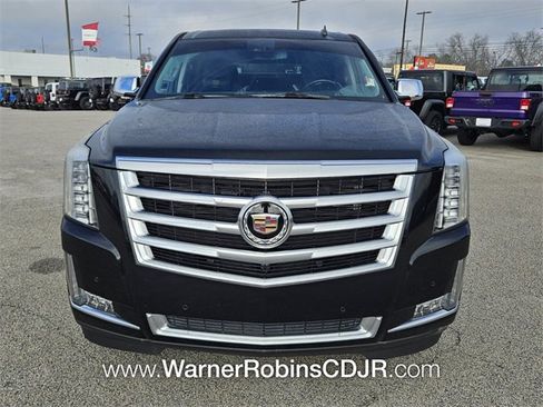 Used 2015 Cadillac Escalade Luxury image 2