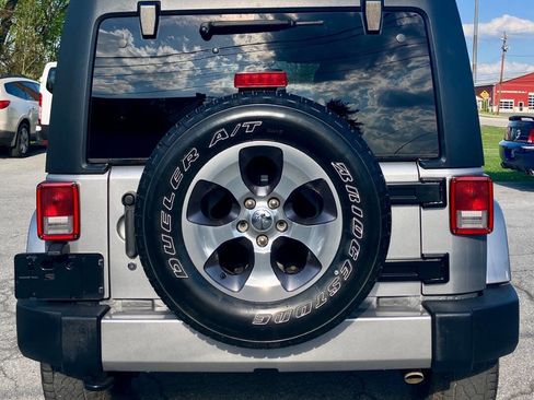 Used 2018 Jeep Wrangler Unlimited Sahara w/ Connectivity Group image 5