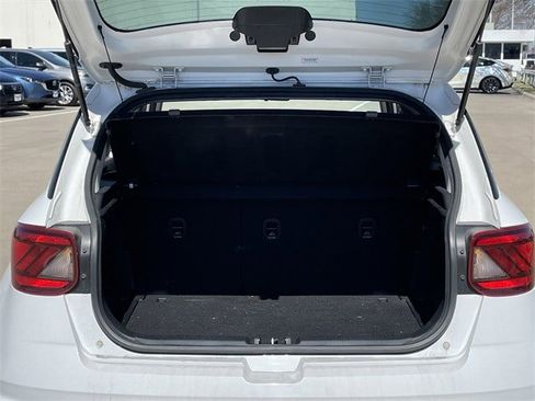 Used 2022 Hyundai Venue SEL image 26