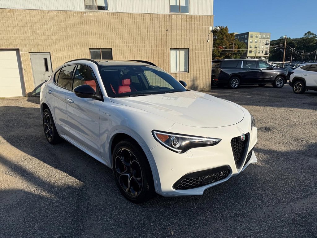 Used 2023 Alfa Romeo Stelvio Veloce AWD/4WD image 9