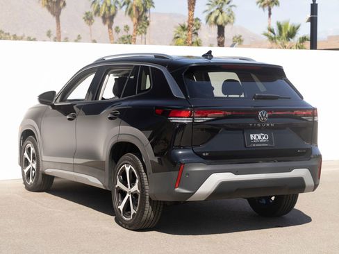 Used 2025 Volkswagen Tiguan SE image 7