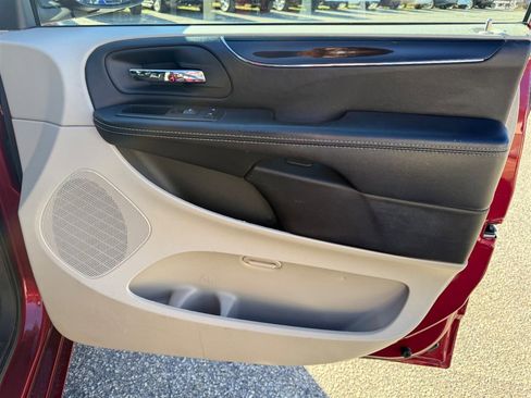 Used 2016 Chrysler Town & Country Limited image 34
