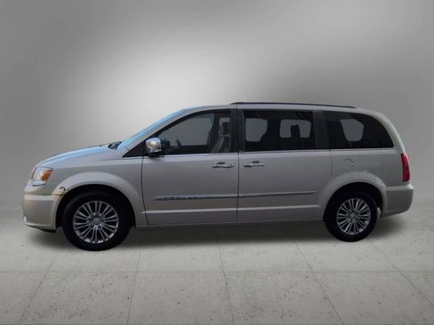 Used 2014 Chrysler Town & Country Touring-L w/ Driver Convenience Group image 3