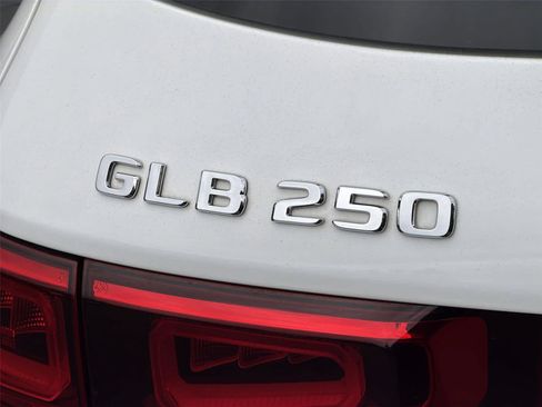 Used 2022 Mercedes-Benz GLB 250 image 8