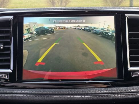 Used 2025 Chrysler Pacifica Limited image 23