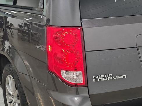 Used 2016 Dodge Grand Caravan SE image 32