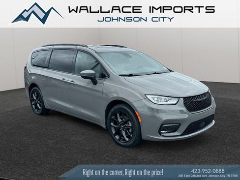 Used 2023 Chrysler Pacifica Touring-L w/ S Appearance Package AWD/4WD image 7