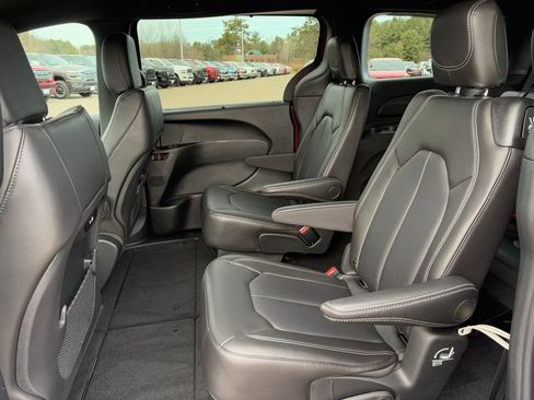 New 2026 Chrysler Pacifica Select AWD/4WD image 11
