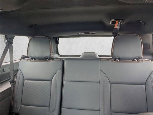 Used 2025 GMC Yukon XL AT4 w/ AT4 Premium Plus Package AWD/4WD image 19