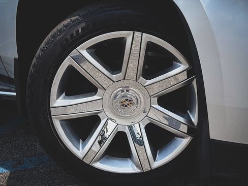 Used 2015 Cadillac Escalade Luxury RWD image 2