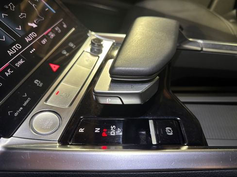 Used 2019 Audi e-tron Premium Plus image 20