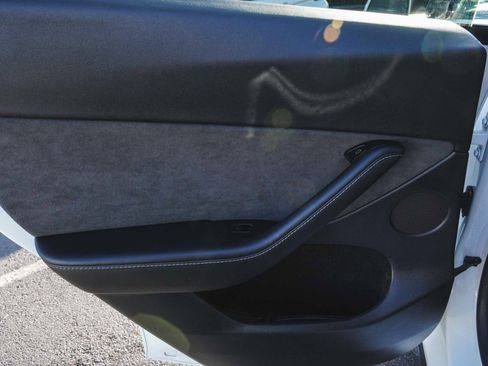 Used 2022 Tesla Model Y Long Range image 11