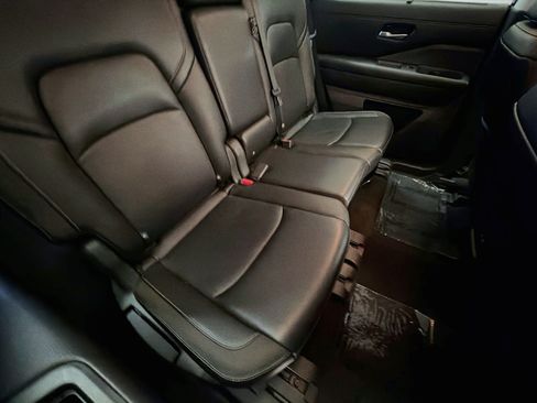 Used 2025 Nissan Pathfinder SL FWD image 14