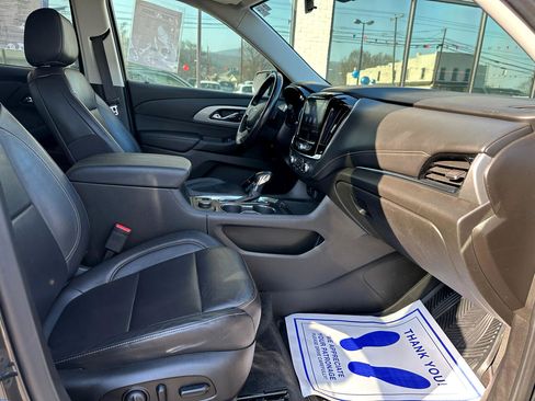 Used 2021 Chevrolet Traverse LT image 13