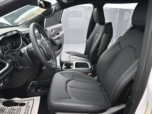 Used 2025 Chrysler Voyager LX FWD image 10