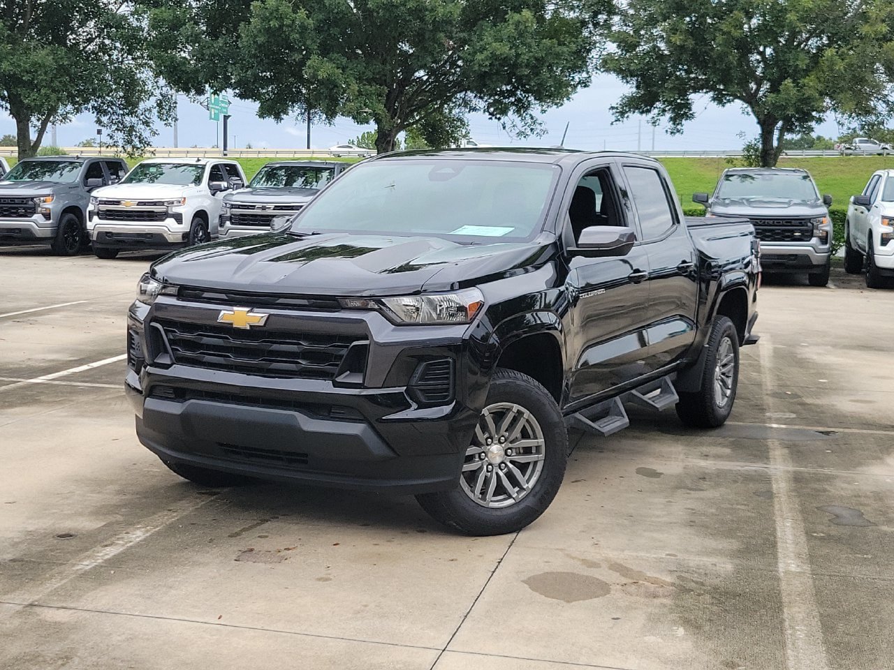 Used 2024 Chevrolet Colorado LT RWD image 1