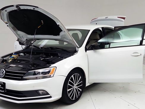 Used 2016 Volkswagen Jetta Sport FWD image 10