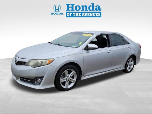 Used 2014 Toyota Camry SE image 2