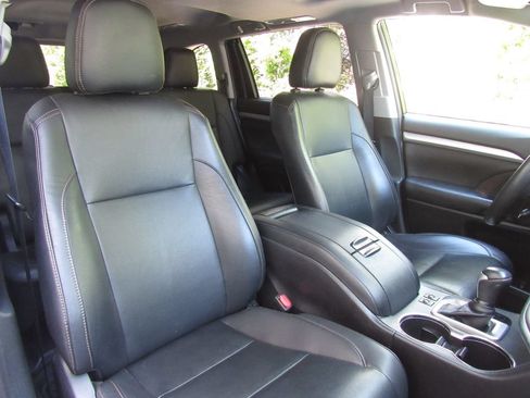 Certified 2019 Toyota Highlander XLE AWD/4WD image 20