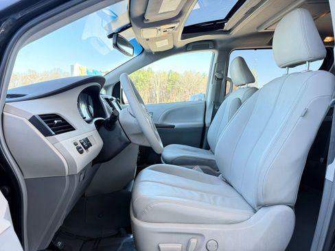 Used 2013 Toyota Sienna XLE w/ Premium Pkg image 14