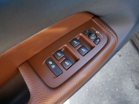 Used 2019 Volvo XC60 T5 Momentum w/ Multimedia Package image 22