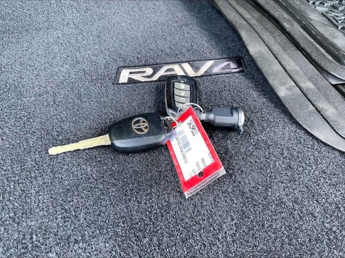 Used 2014 Toyota RAV4 LE AWD/4WD image 14