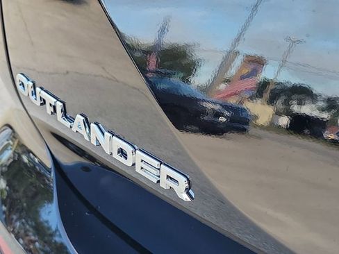 New 2026 Mitsubishi Outlander SE image 9